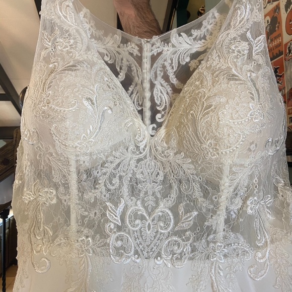 ENCHANTING BY MON CHERI PLUS SIZE WEDDING GOWN SIZE 22 NWT - Picture 4 of 10